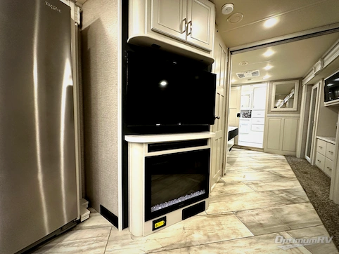 2022 Fleetwood Discovery 38K RV Photo 3