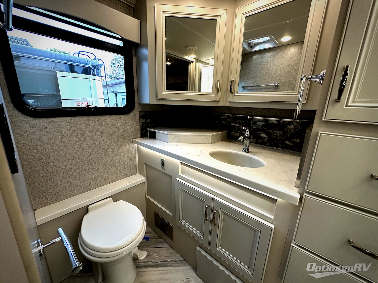 2022 Fleetwood Discovery 38K Photo 25