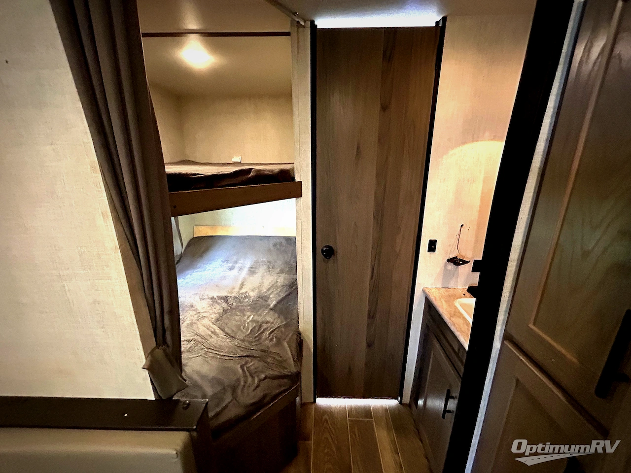 2022 Gulf Stream Kingsport Ultra Lite 248BH Photo 9
