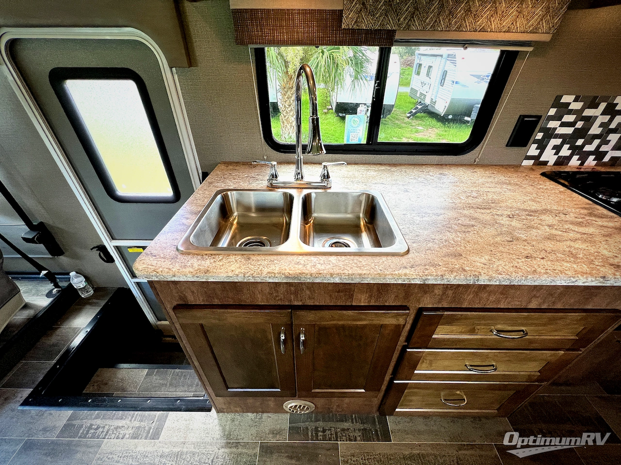 2018 Winnebago Intent 26M Photo 12