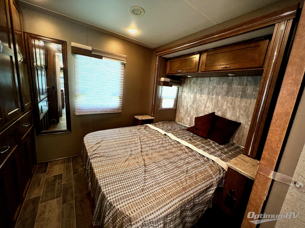 2018 Winnebago Intent 26M Photo 17