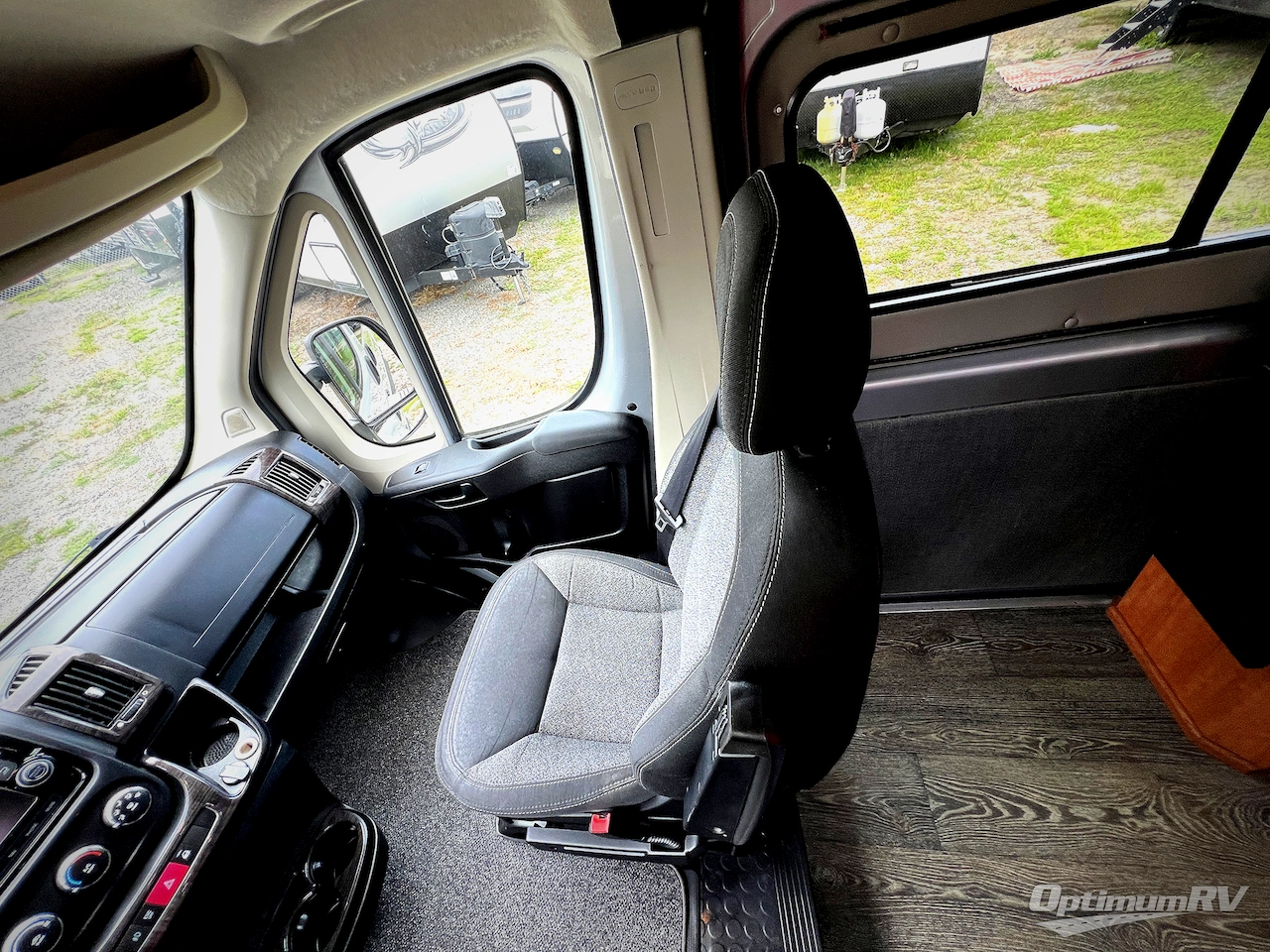 2016 Roadtrek Zion SRT Photo 8