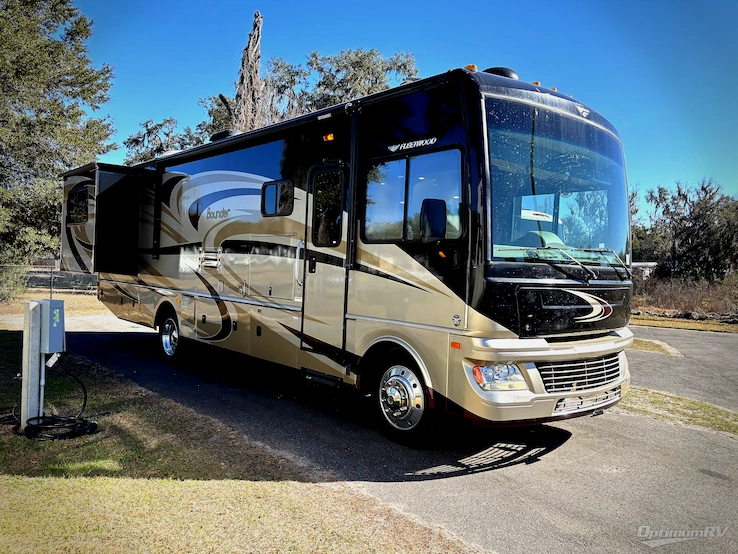 2014 Fleetwood Bounder 33C RV Photo 1