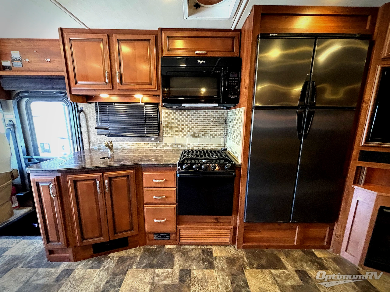 2014 Fleetwood Bounder 33C Photo 6