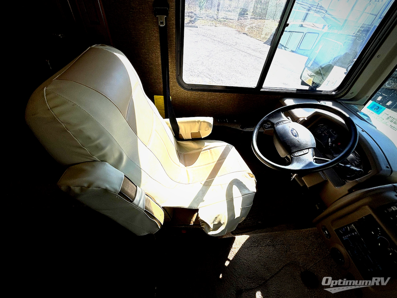 2014 Fleetwood Bounder 33C Photo 7