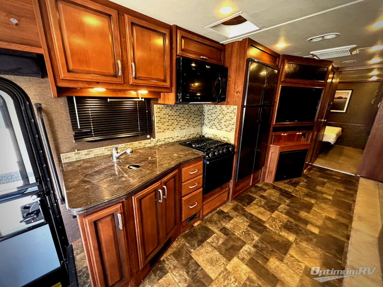 2014 Fleetwood Bounder 33C Photo 11