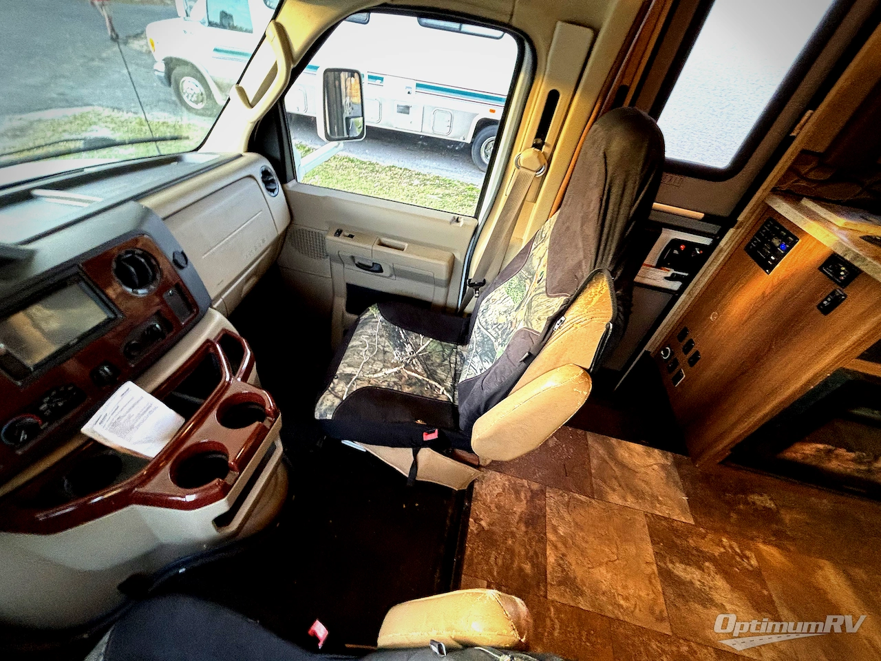 2015 Coachmen Leprechaun 319DS Ford 450 Photo 9