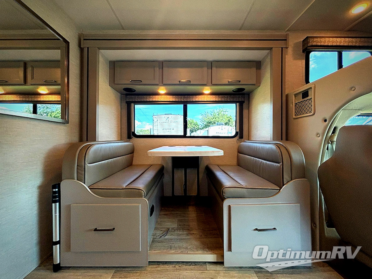 2024 Thor Chateau 25V Photo 8