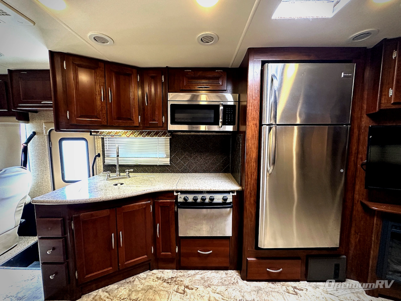 2016 Coachmen Mirada 35LS Photo 11
