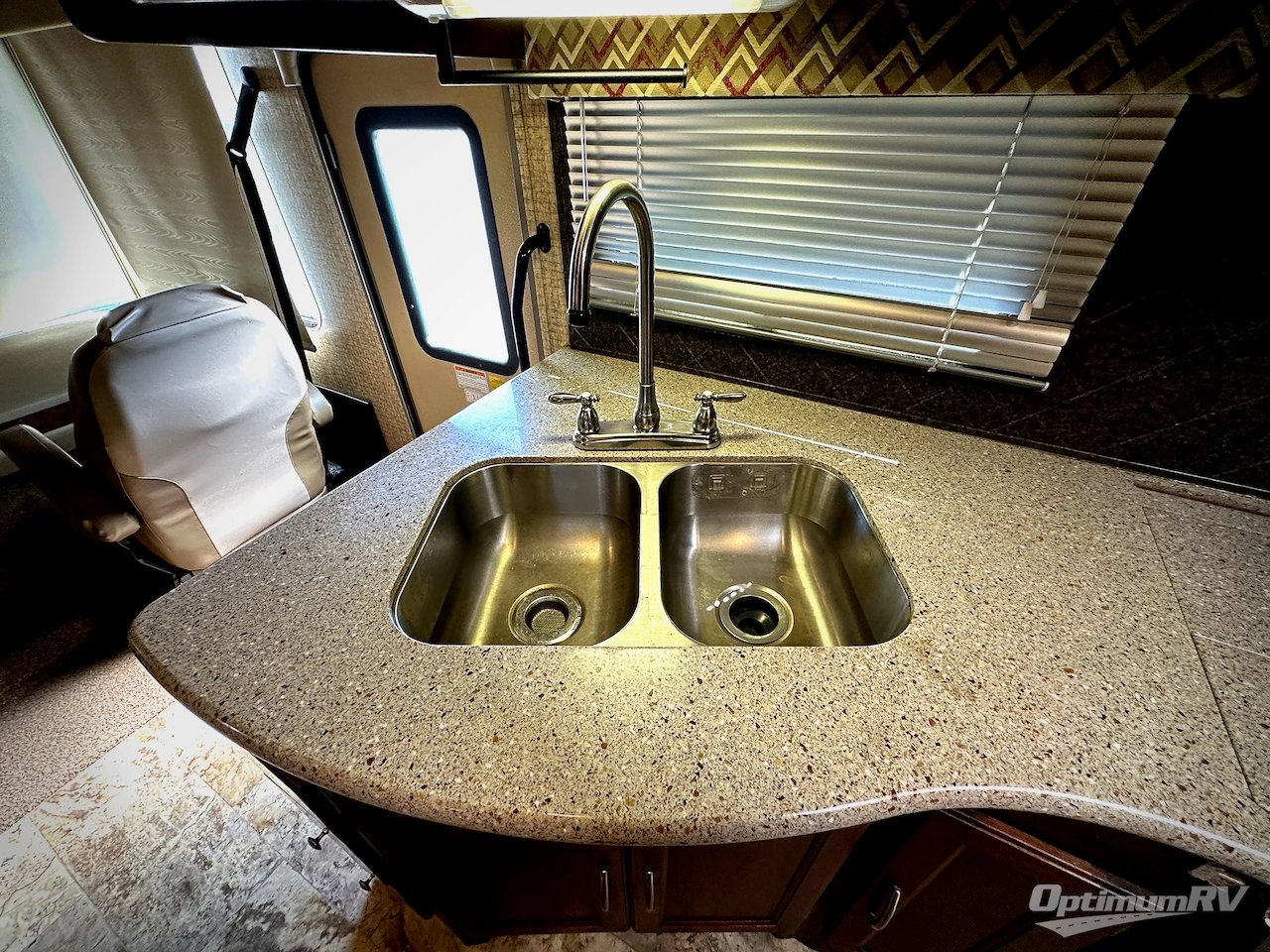 2016 Coachmen Mirada 35LS Photo 12