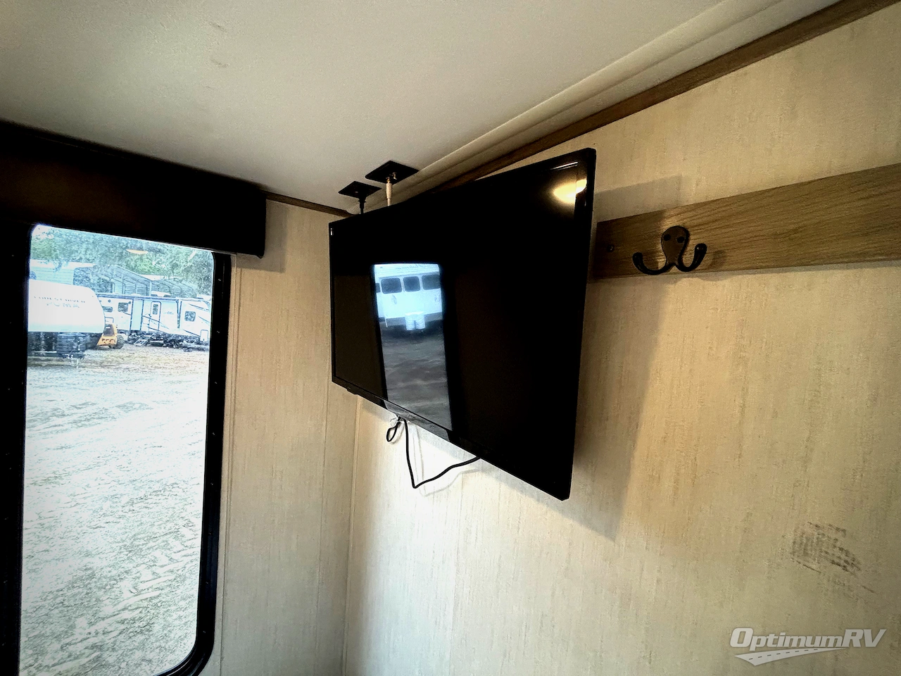 2021 Forest River Cherokee Alpha Wolf 22SWL Photo 10