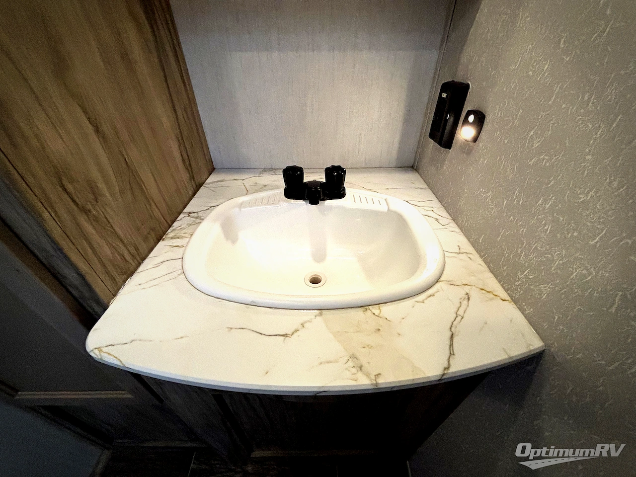 2021 Forest River Cherokee Alpha Wolf 22SWL Photo 13