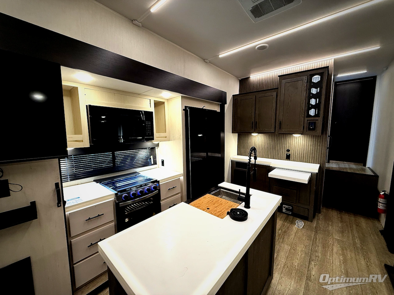 2025 Forest River Cherokee Arctic Wolf Suite 3850SUITE Photo 7