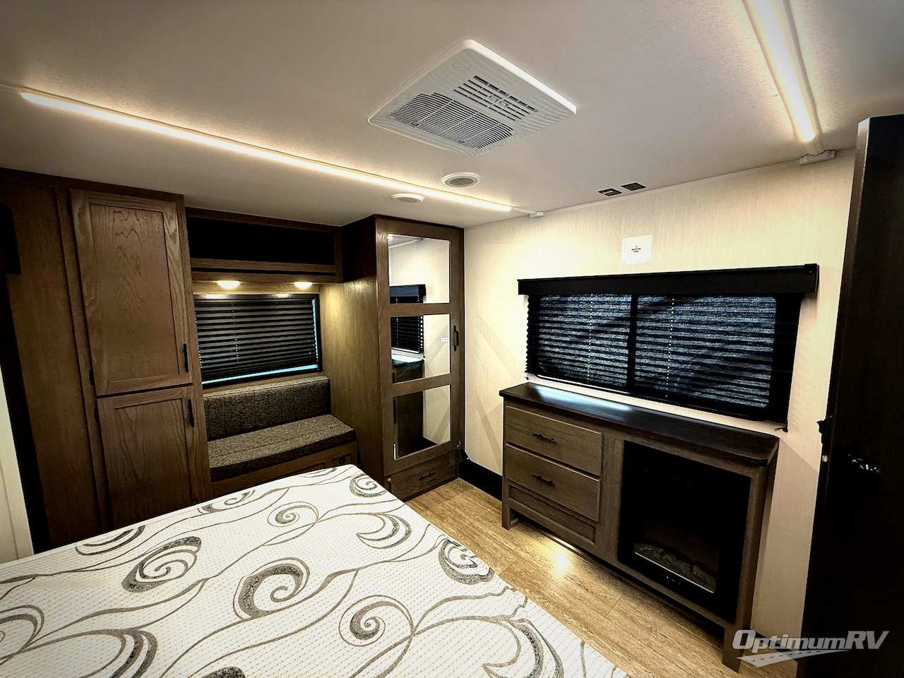 2025 Forest River Cherokee Arctic Wolf Suite 3850SUITE Photo 18
