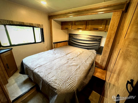 2022 Coachmen Leprechaun Premier 260DS Chevy 4500 RV Photo 4