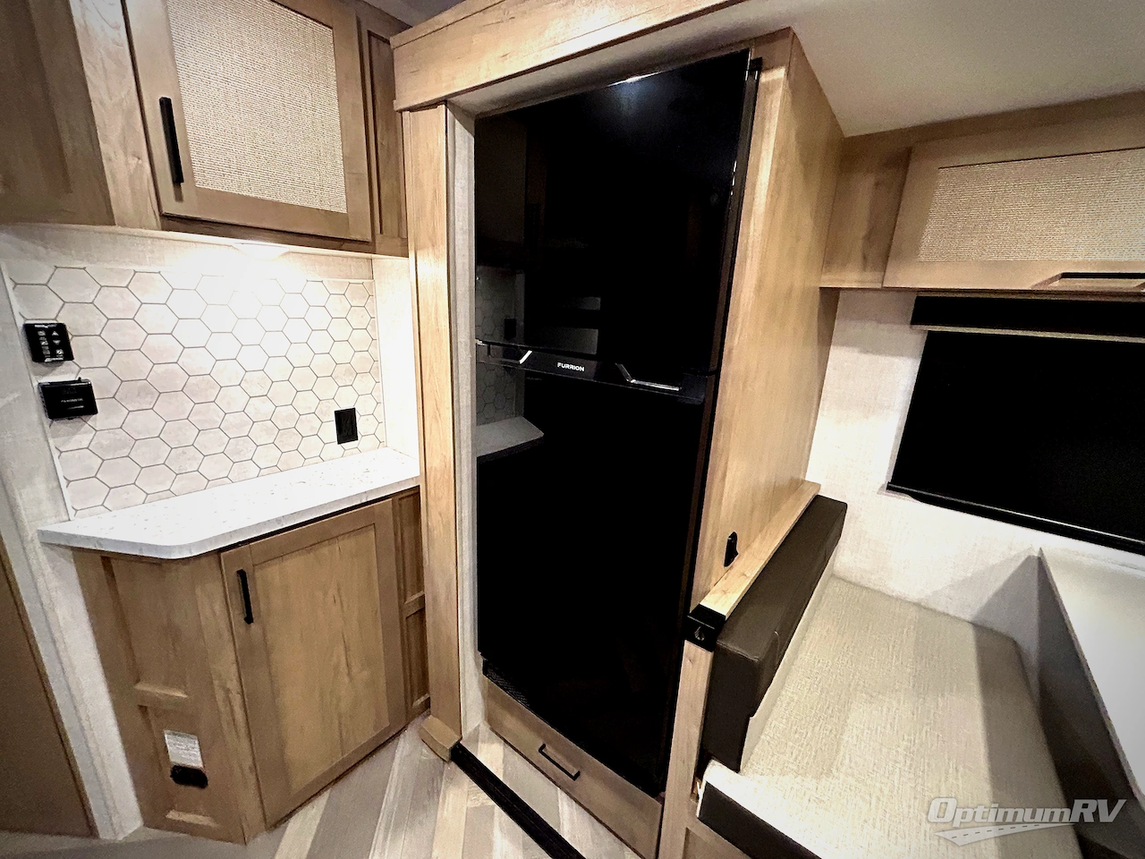 2025 Ember E-Series 22ETS Photo 11