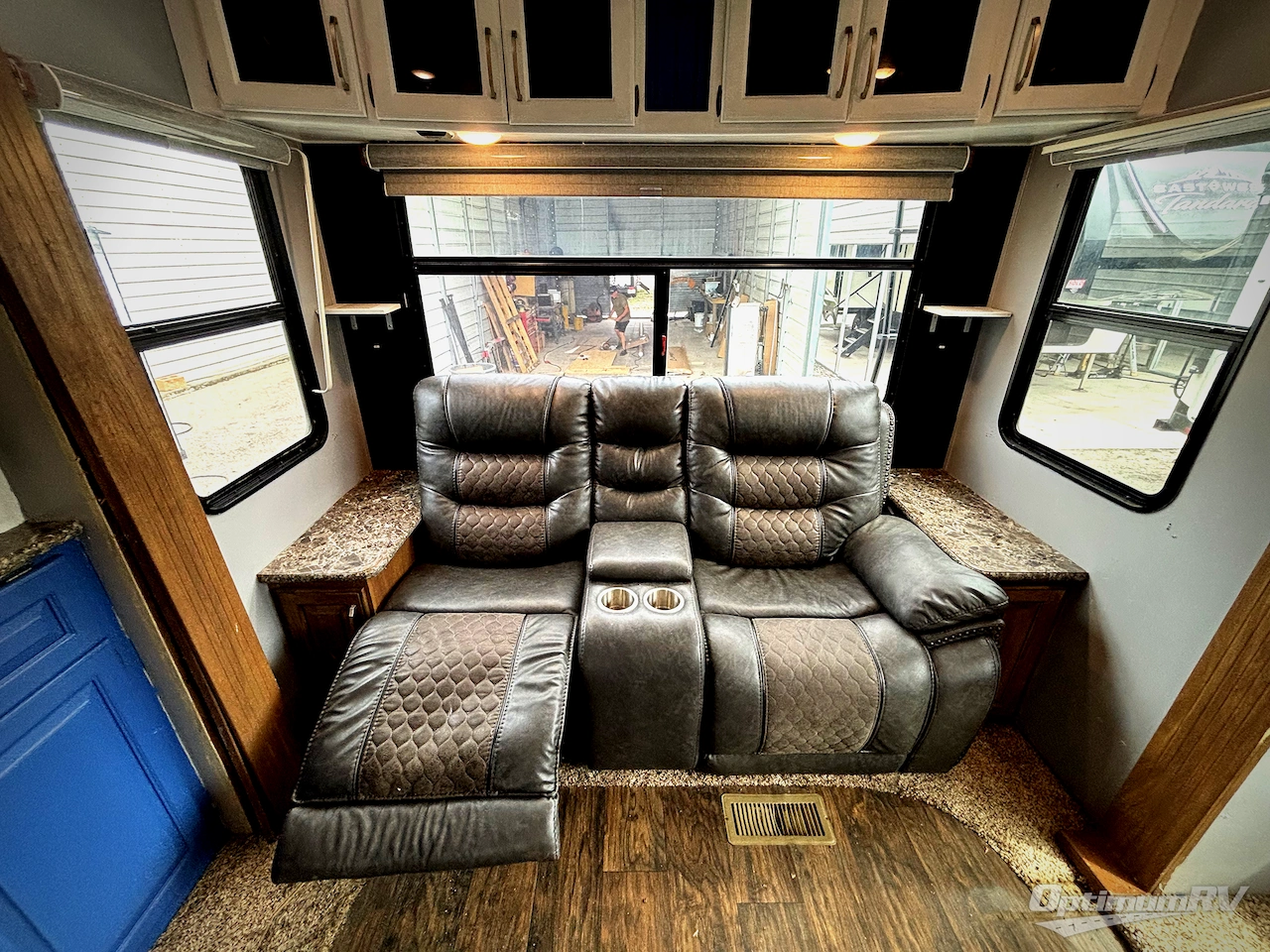 2016 Keystone Laredo 325RL Photo 12