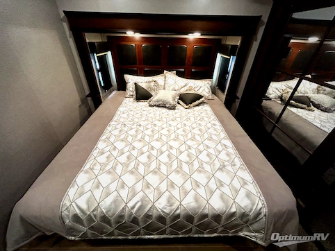 2019 Jayco Pinnacle 32RLTS RV Photo 2