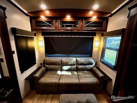 2019 Jayco Pinnacle 32RLTS RV Photo 4