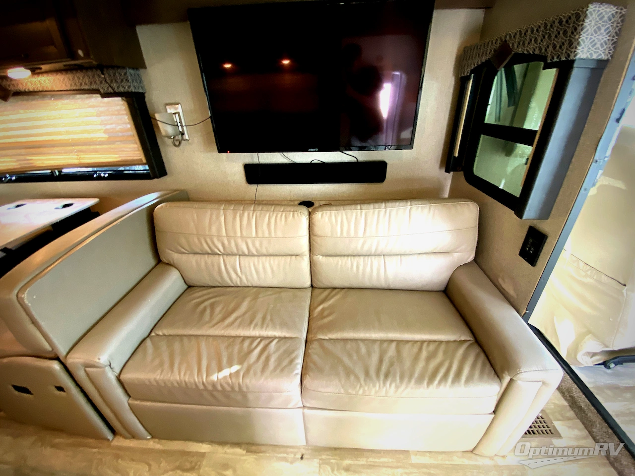 2021 Thor Hurricane 34R Photo 2