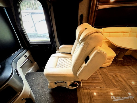 2019 Fleetwood Discovery LXE 40G RV Photo 2