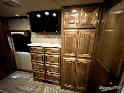 2019 Fleetwood Discovery LXE 40G RV Photo 4
