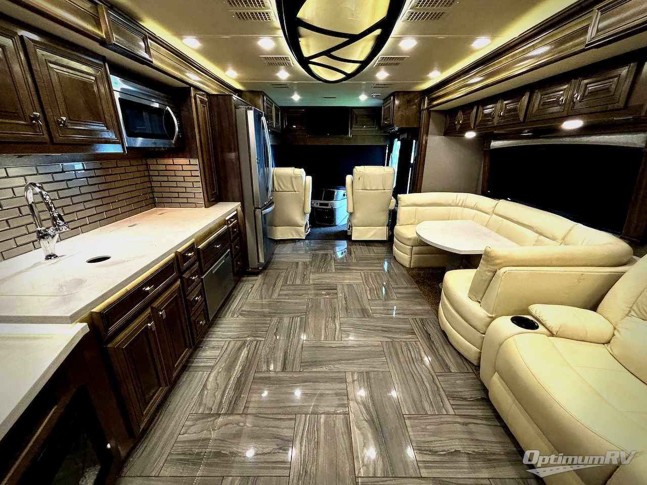 2019 Fleetwood Discovery LXE 40G Photo 5