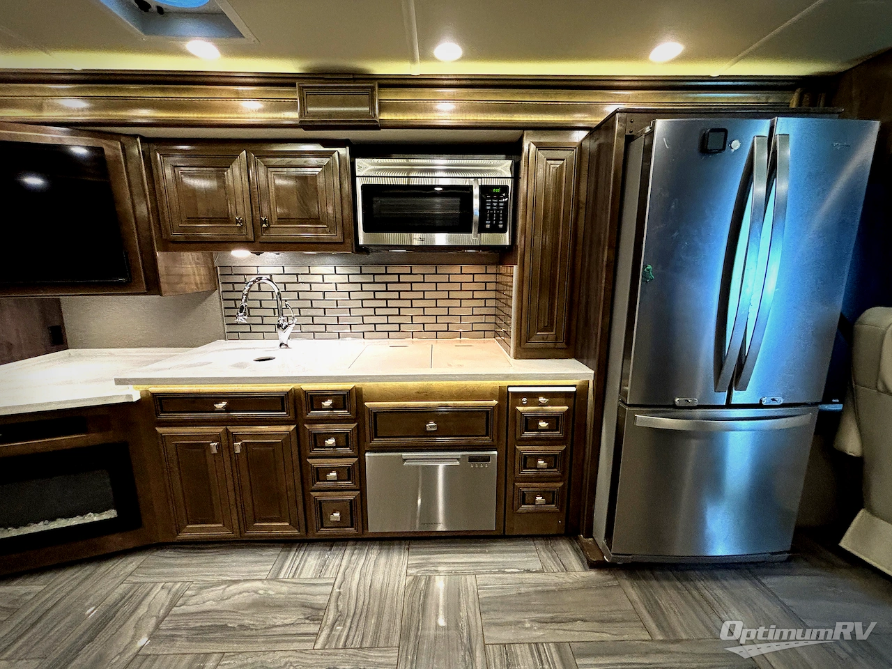2019 Fleetwood Discovery LXE 40G Photo 6