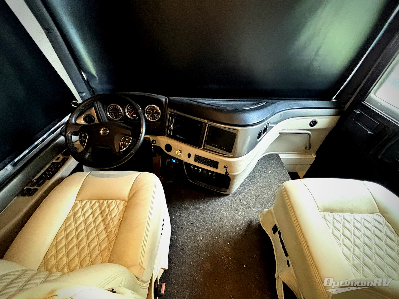 2019 Fleetwood Discovery LXE 40G Photo 8