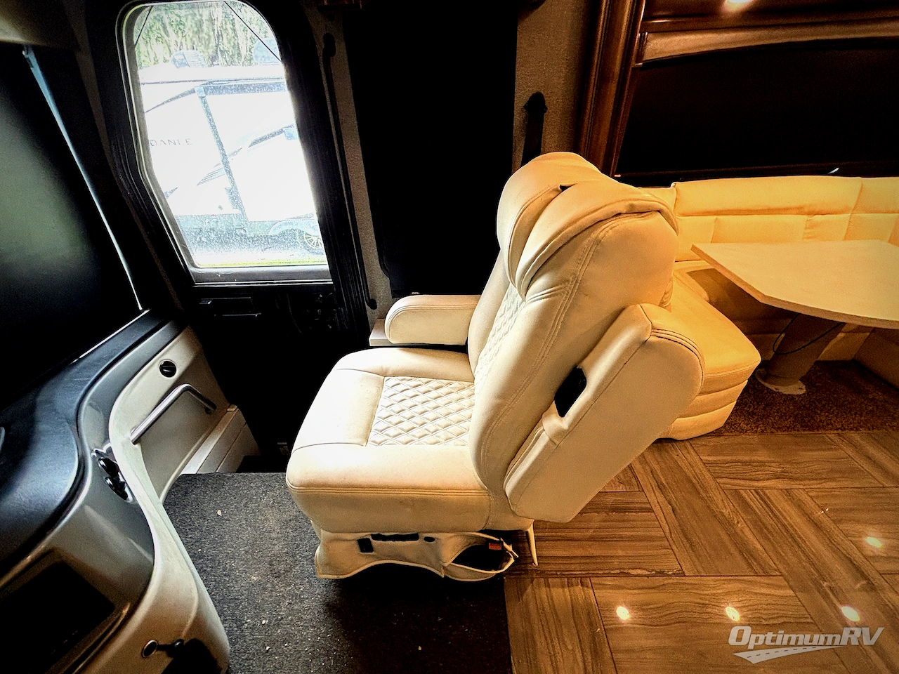2019 Fleetwood Discovery LXE 40G Photo 9