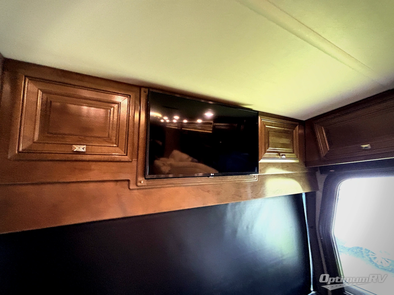 2019 Fleetwood Discovery LXE 40G Photo 10