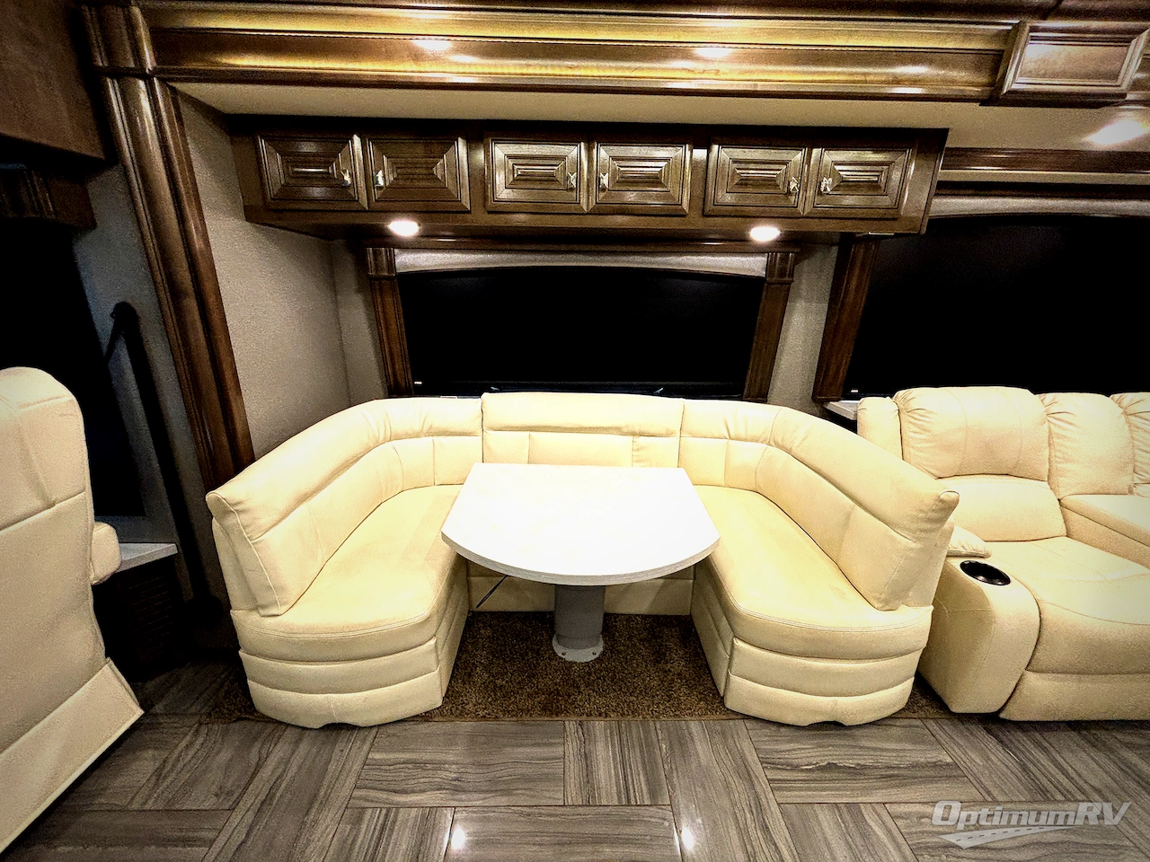 2019 Fleetwood Discovery LXE 40G Photo 13