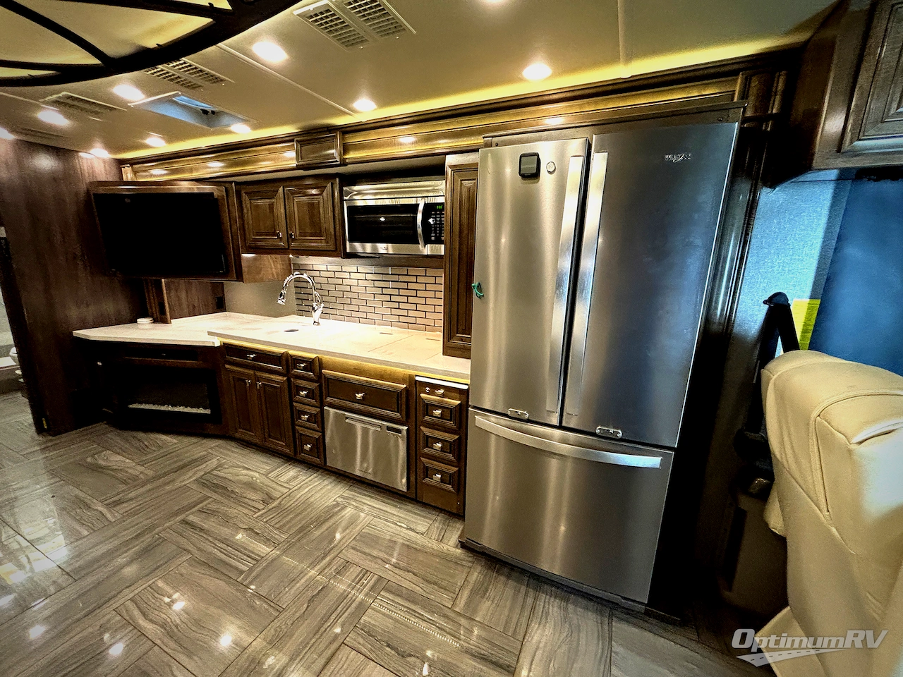2019 Fleetwood Discovery LXE 40G Photo 11