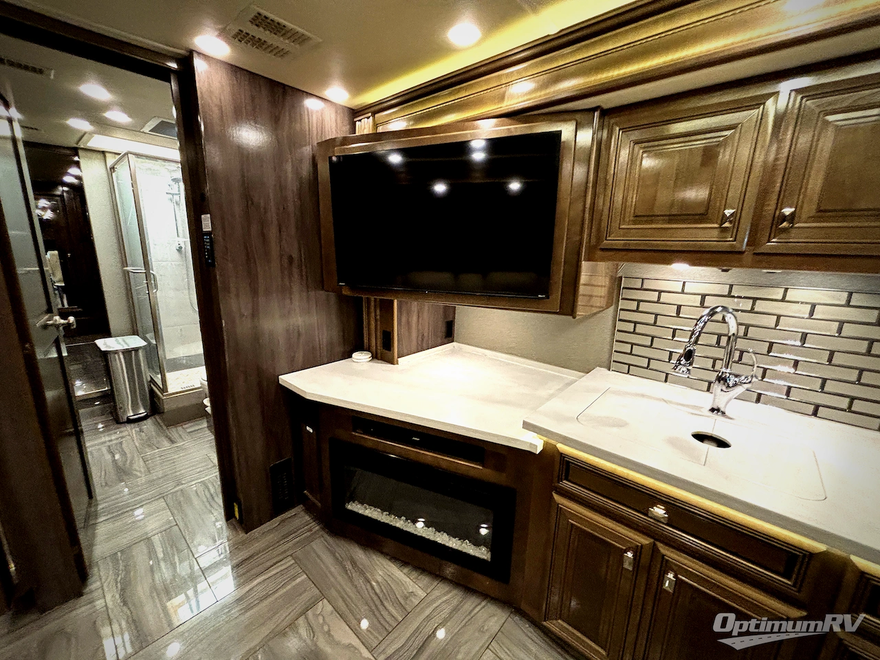 2019 Fleetwood Discovery LXE 40G Photo 12