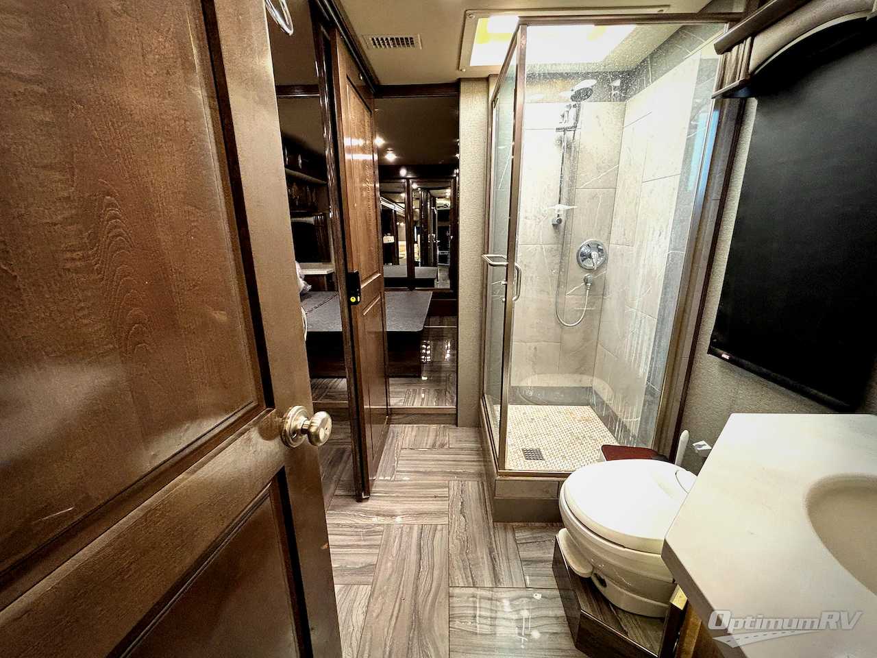 2019 Fleetwood Discovery LXE 40G Photo 15