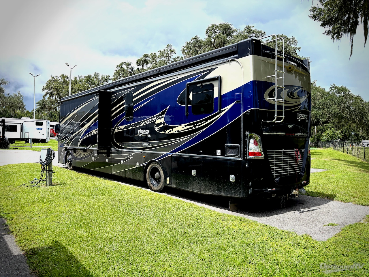 2019 Fleetwood Discovery LXE 40G Photo 3