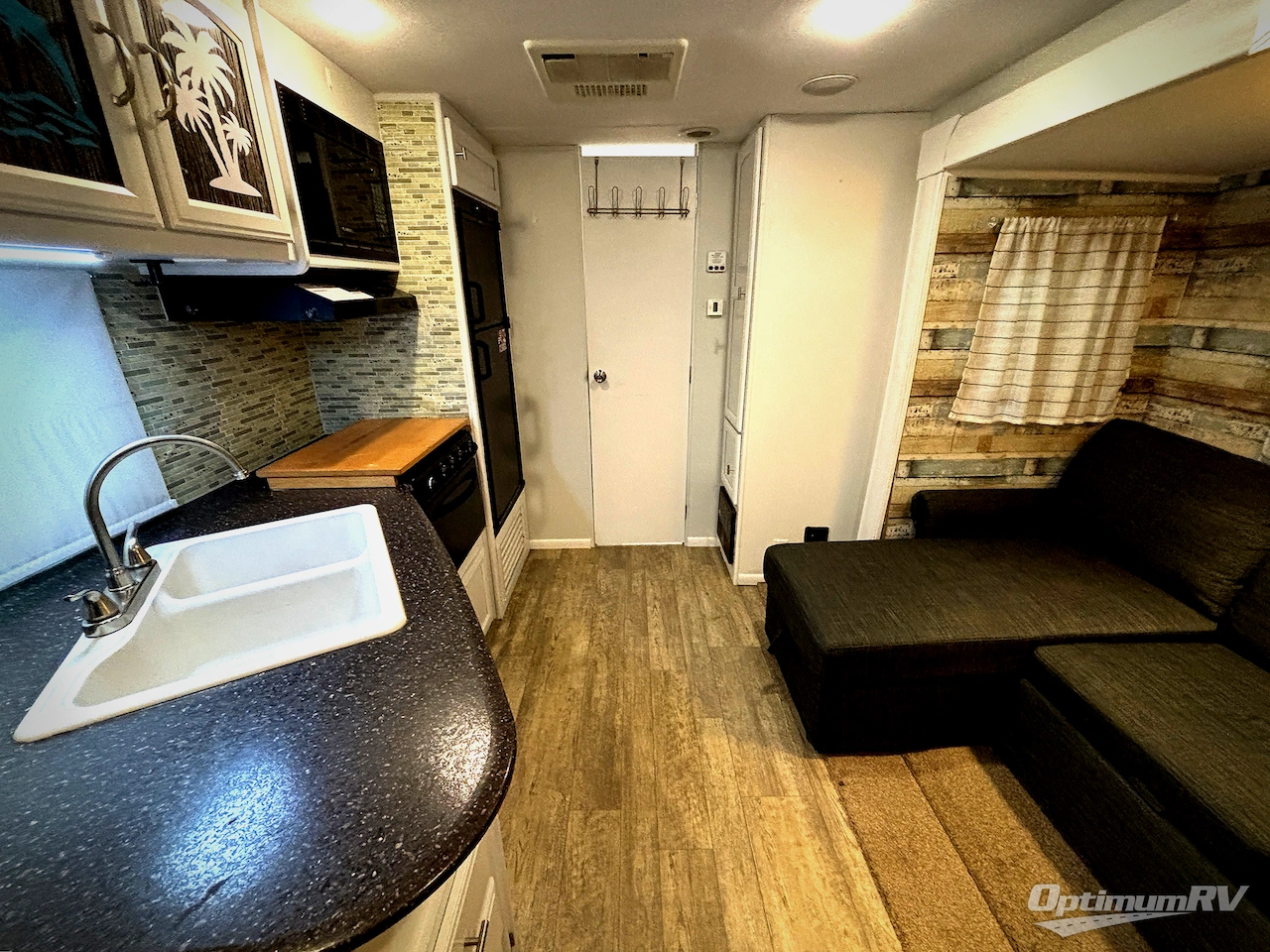 2017 Coachmen Freedom Express 231RBDS Photo 4