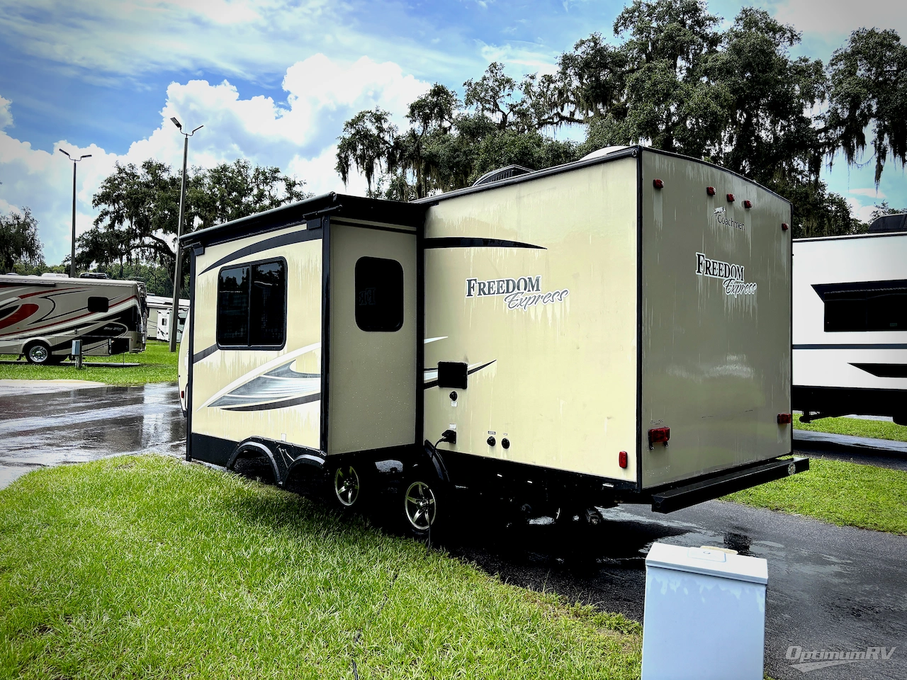 2017 Coachmen Freedom Express 231RBDS Photo 3