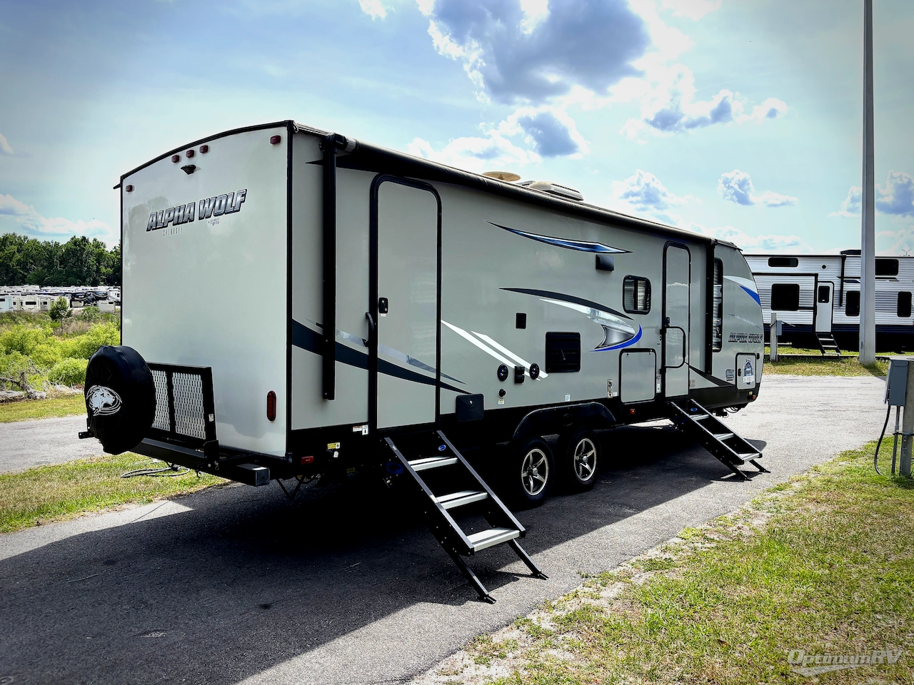 2019 Forest River Cherokee Alpha Wolf 26DBH-L Photo 2
