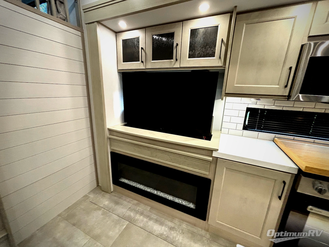 2025 Grand Design Solitude 391DL Photo 17