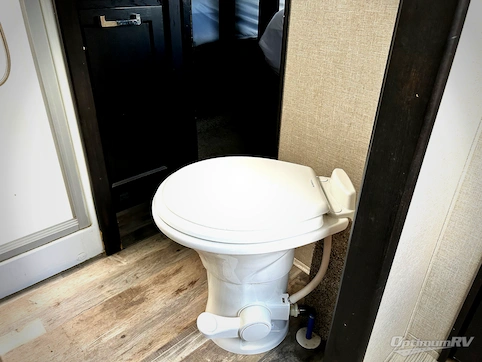 2019 Keystone Fuzion 373 RV Photo 4