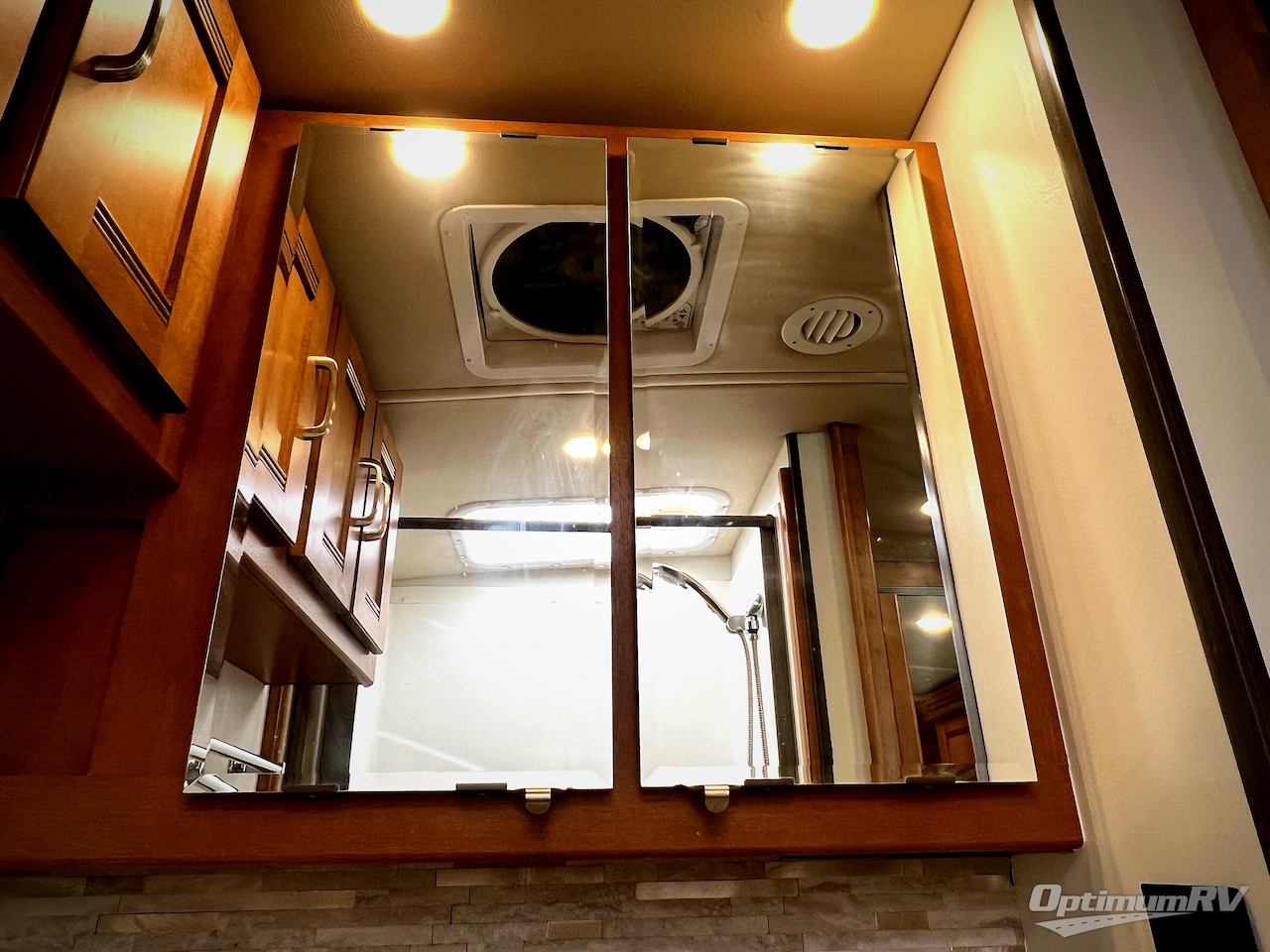 2017 Winnebago Forza 34T Photo 23