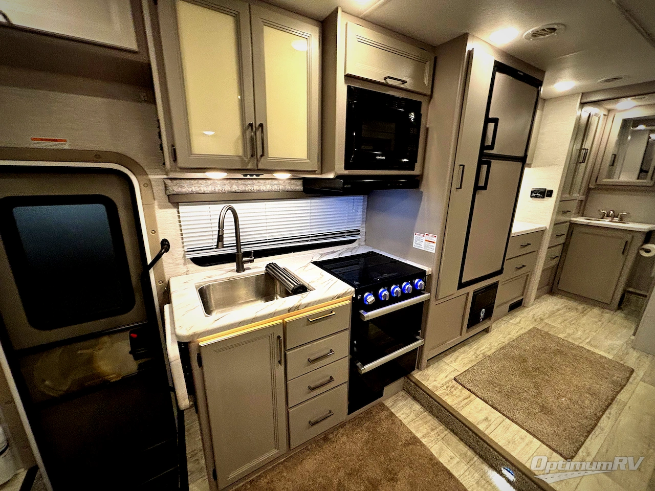 2024 Thor Chateau 25M Photo 13