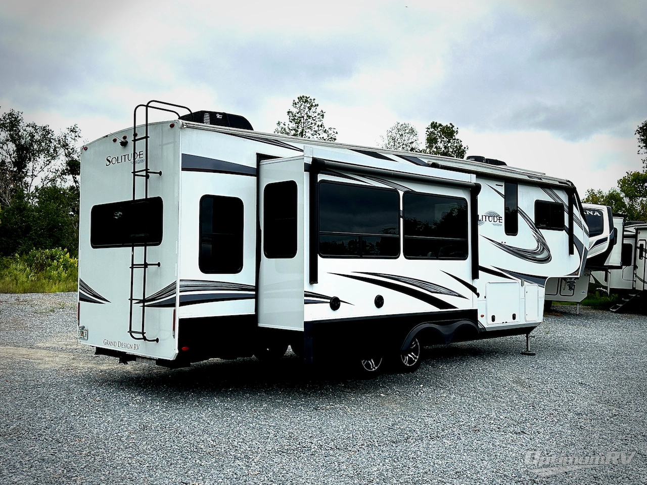 2022 Grand Design Solitude S-Class 2930RL Photo 2