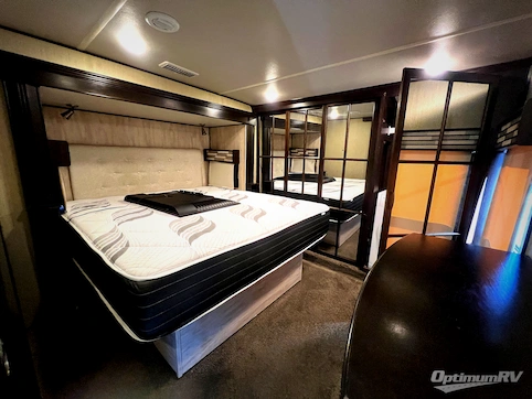 2018 Palomino Columbus F366RL RV Photo 4