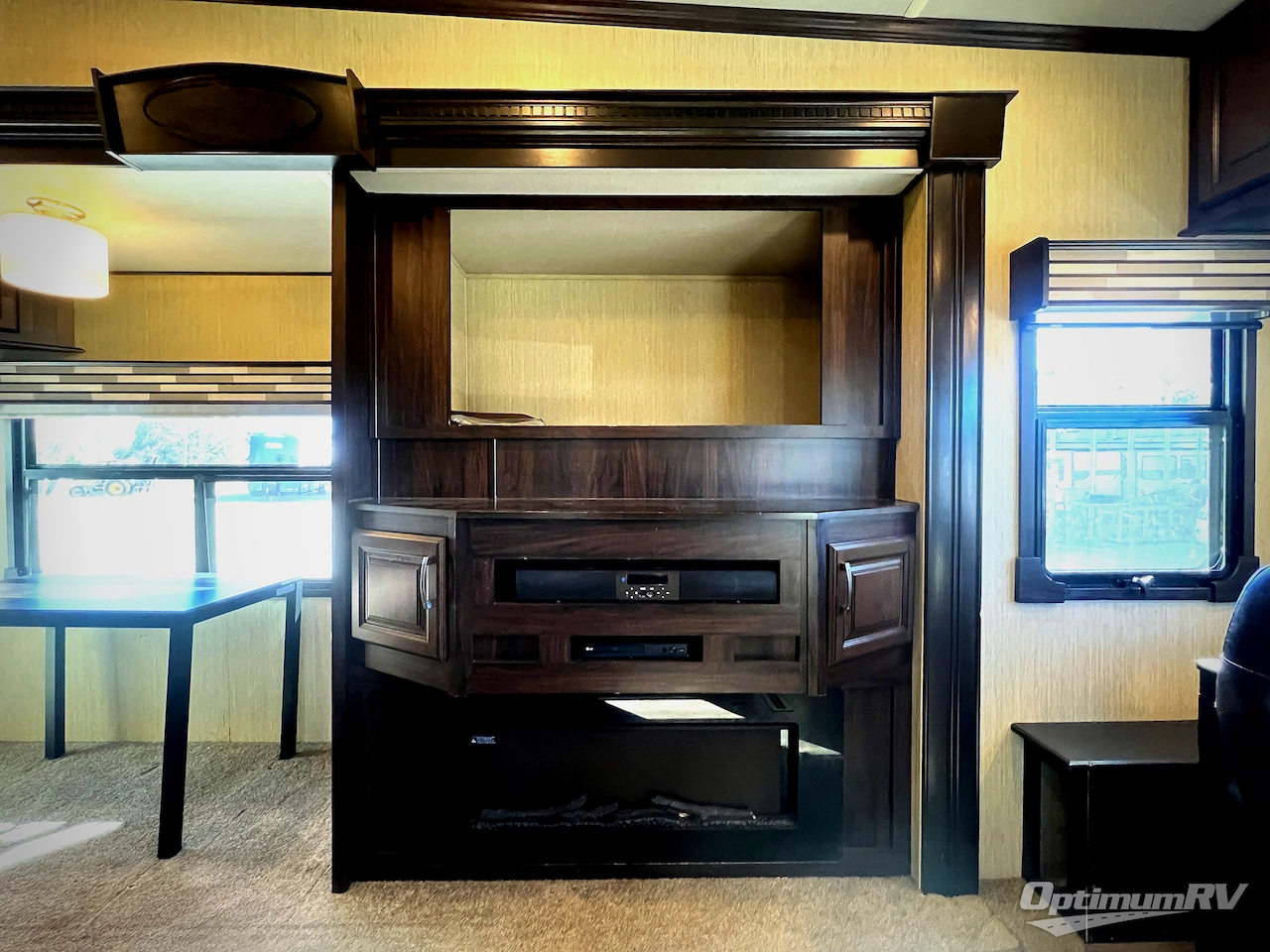 2018 Palomino Columbus F366RL Photo 8