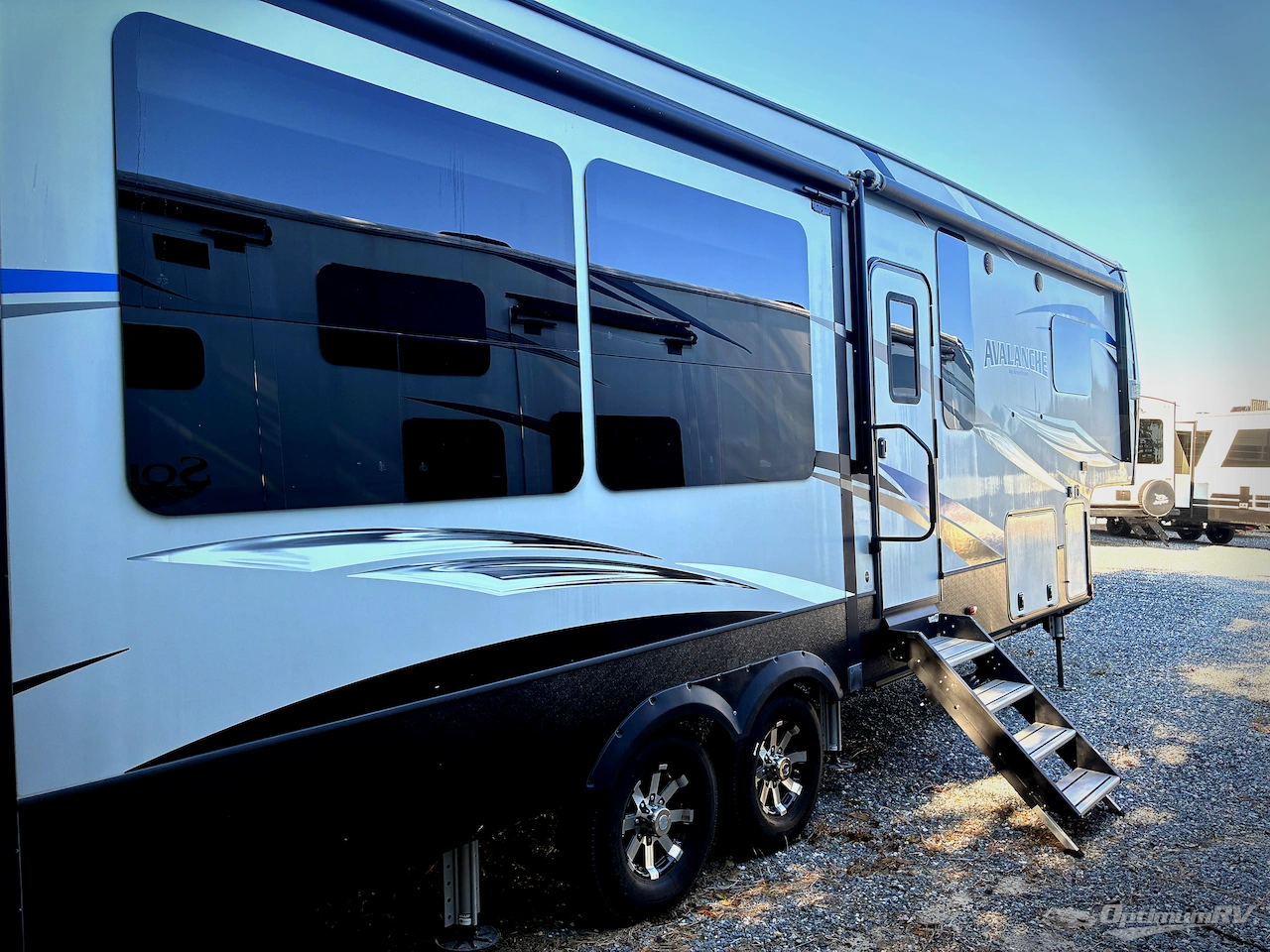 2018 Keystone Avalanche 321RS Photo 2