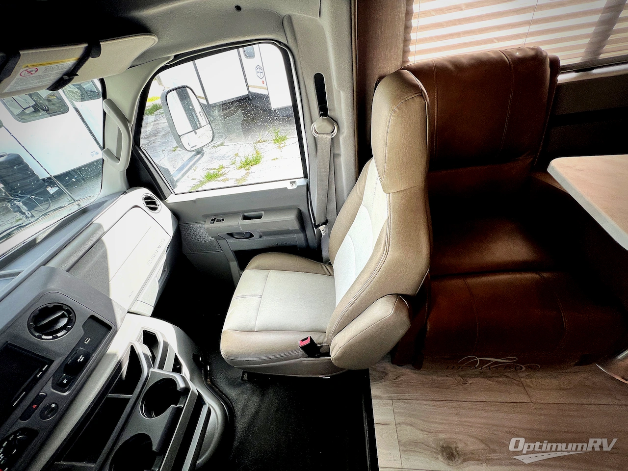 2025 Coachmen Leprechaun 298KB Ford 450 Photo 8