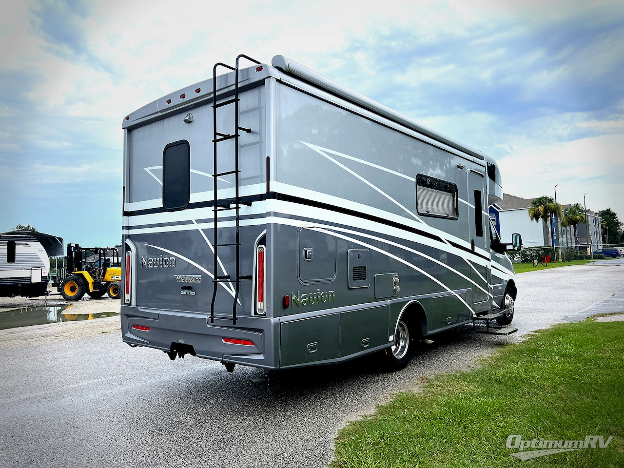 2021 Winnebago Navion 24D Photo 3