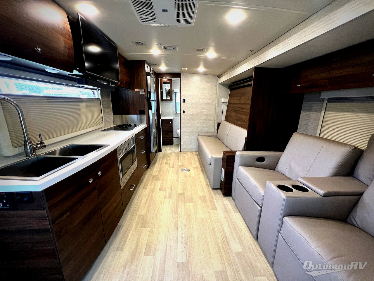 2021 Winnebago Navion 24D Photo 4